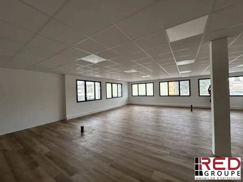 Bureau dans Éguilles à vendre - Photo de l’immeuble – Image 3 sur 3