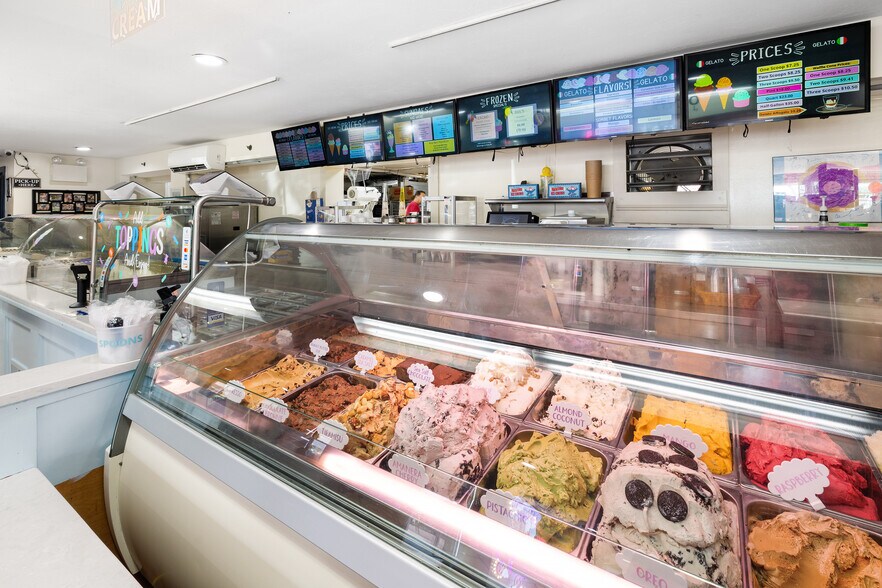 130 Chapel St, New Shoreham, RI à vendre - Photo de l’immeuble – Image 2 sur 24