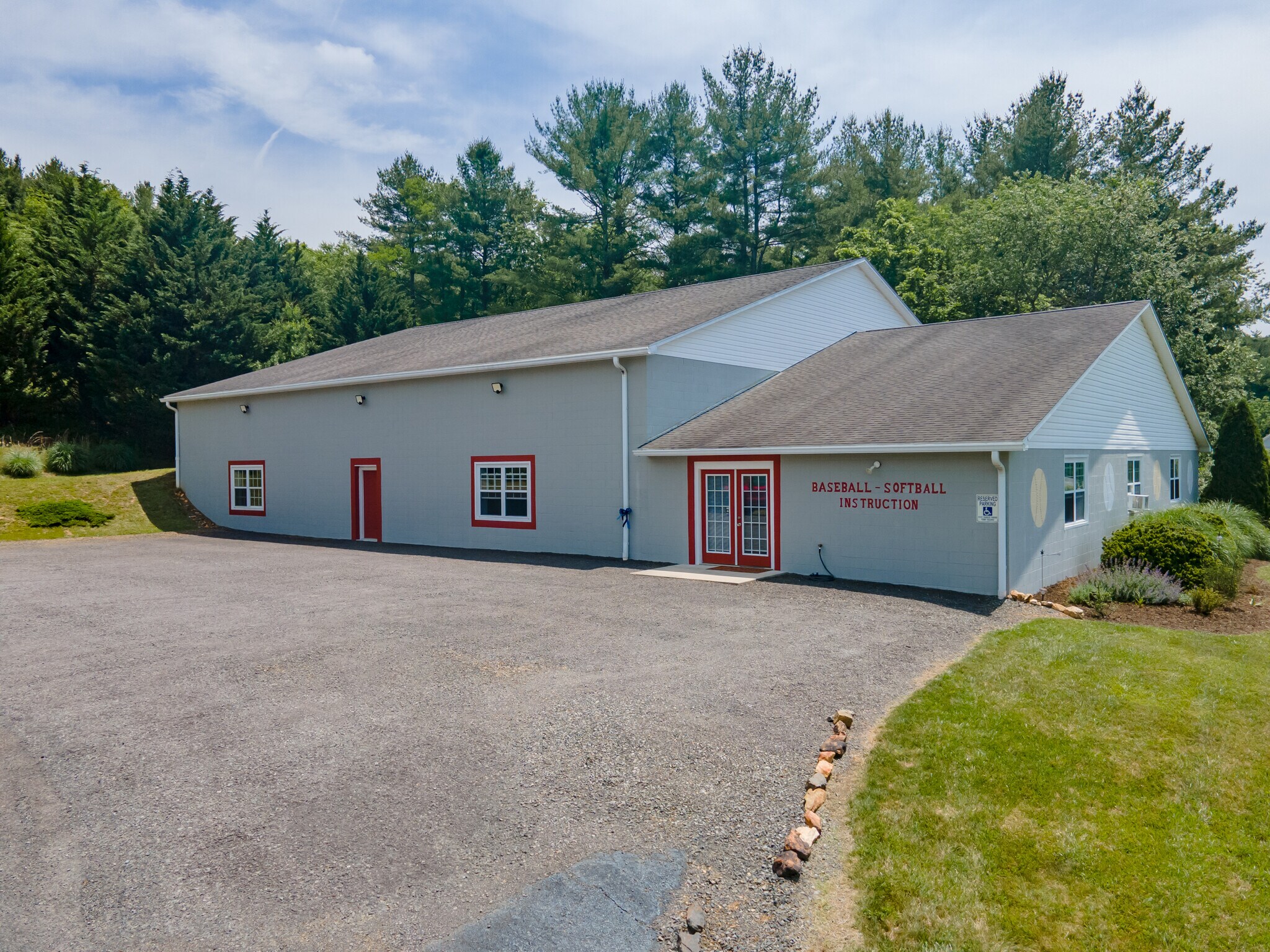 1266 E Stuart Dr, Hillsville, VA à vendre Photo de l’immeuble– Image 1 sur 55