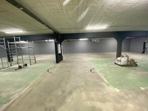 Local d'activités dans Sainte-Geneviève-des-Bois à vendre Photo intérieure– Image 1 sur 6