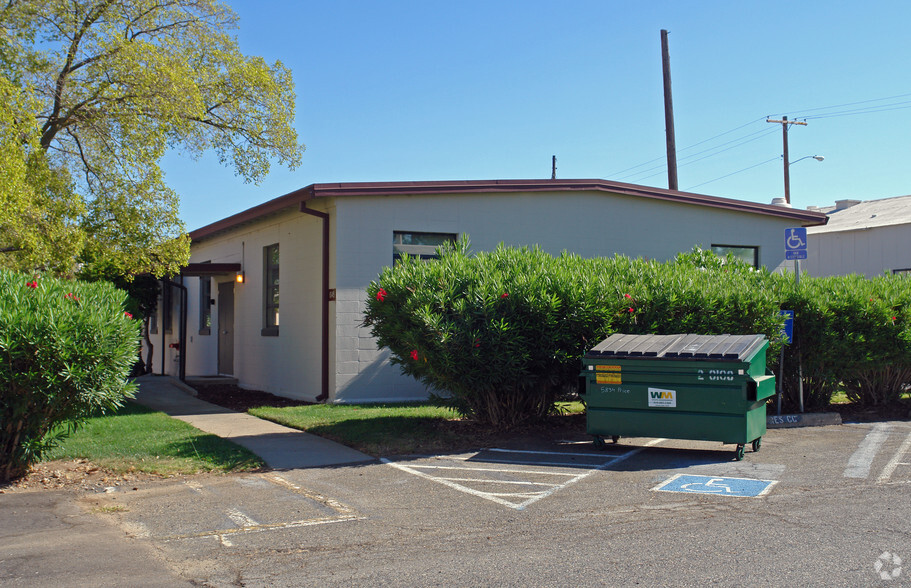 5844 Price Ave, Mcclellan, CA à louer - Photo de l’immeuble – Image 2 sur 2