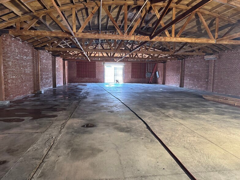 738 E 61st St, Los Angeles, CA à louer - Photo de l’immeuble – Image 3 sur 9