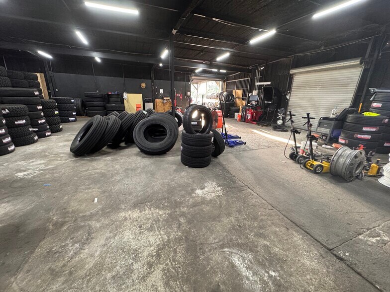 6301 Causeway Blvd, Tampa, FL à louer - Photo de l’immeuble – Image 3 sur 17