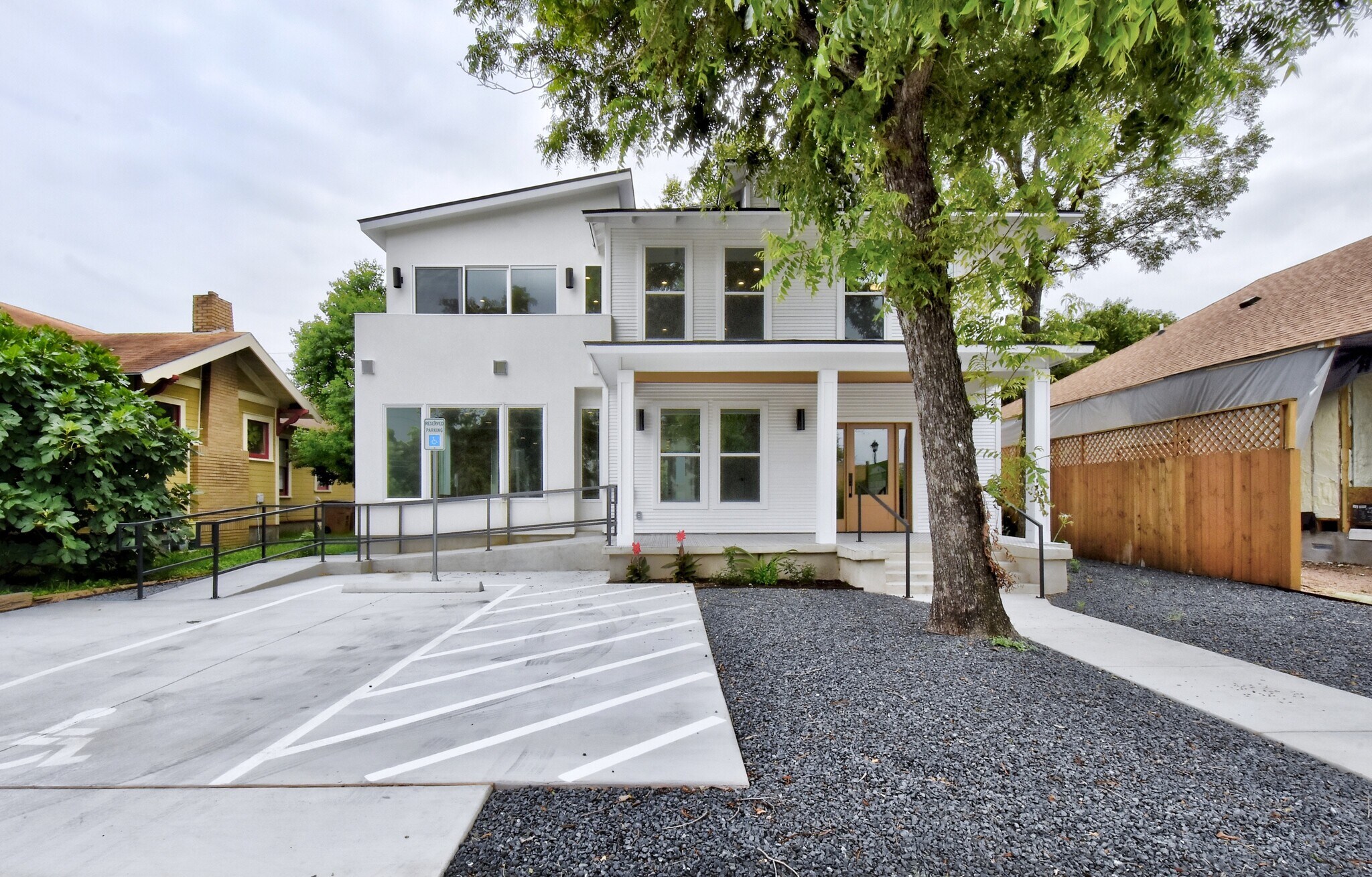 1801 E Cesar Chavez St, Austin, TX à louer Photo principale– Image 1 sur 32