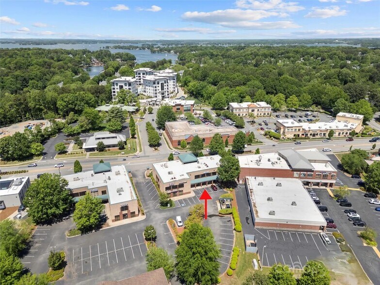 19824 W Catawba Ave, Cornelius, NC à louer - Photo de l’immeuble – Image 2 sur 5