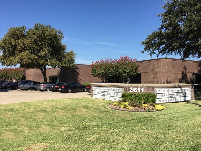 2611 Westgrove Dr, Carrollton, TX à louer - Photo principale – Image 1 sur 3