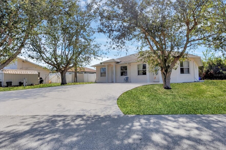 12113 Capilla Ln, North Port, FL à vendre - Photo de l’immeuble – Image 2 sur 44