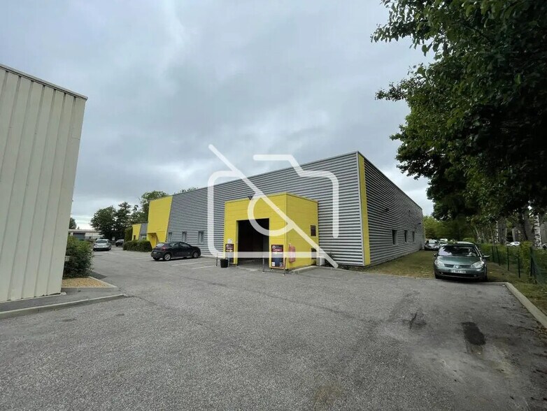 Local d’activités dans Trappes à louer - Photo de l’immeuble – Image 1 sur 17