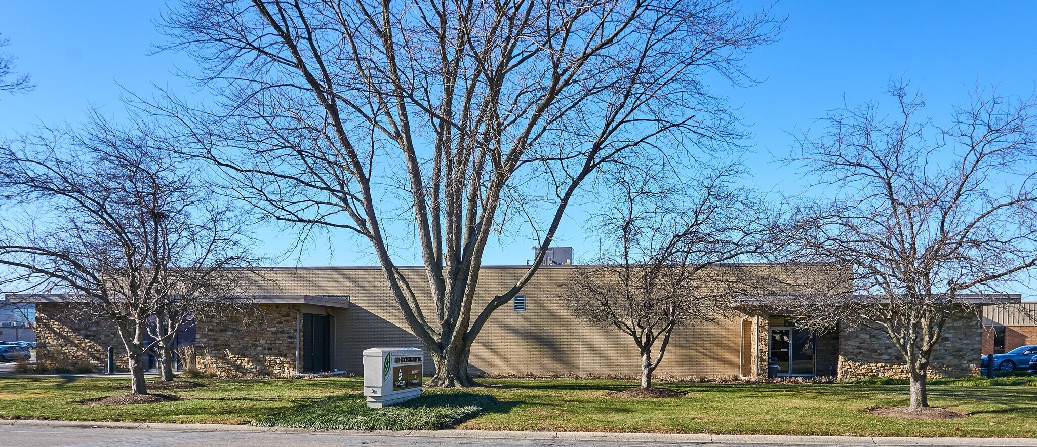 8005-8009 Castleway Dr, Indianapolis, IN à louer Photo de l’immeuble– Image 1 sur 3