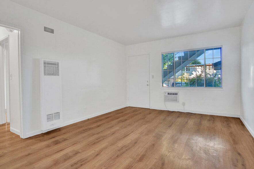13226 Vanowen St, North Hollywood, CA à vendre - Photo de l’immeuble – Image 2 sur 9