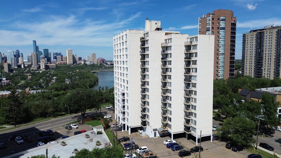 10101 Saskatchewan Dr NW, Edmonton, AB à vendre - Photo de l’immeuble – Image 3 sur 12