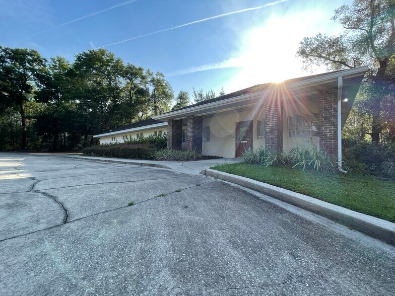 675 Peachwood Dr, Deland, FL à louer - Photo de l’immeuble – Image 2 sur 12