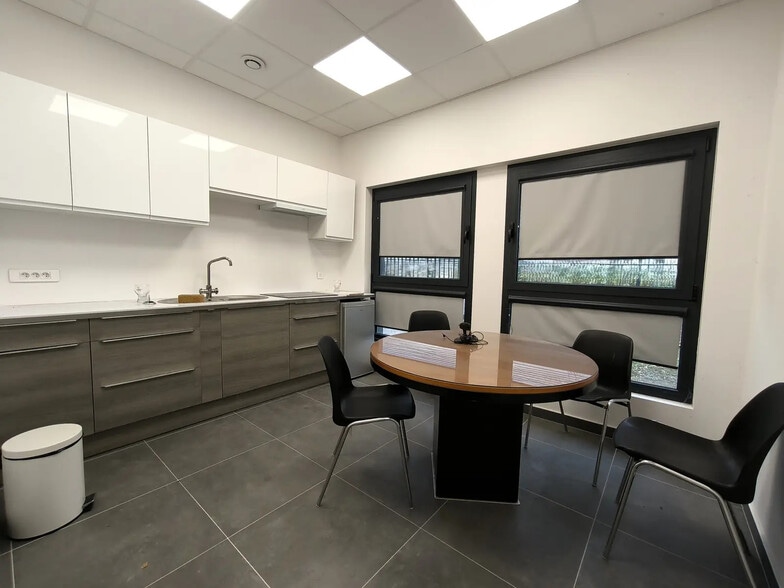 Local d’activités dans Saint-Leu-la-Forêt à louer - Photo intérieure – Image 3 sur 7