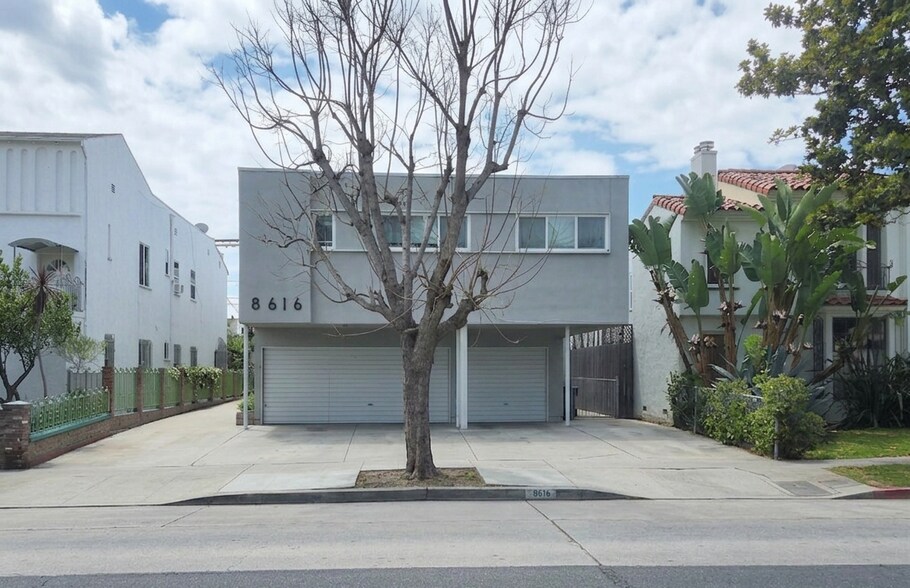 8616 Gregory Way, Los Angeles, CA à vendre - Photo de l’immeuble – Image 2 sur 5