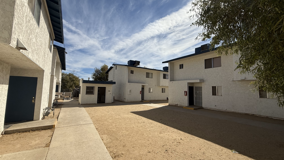 547 E Avenue Q12, Palmdale, CA à vendre - Photo de l’immeuble – Image 3 sur 15