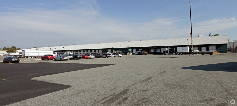 99 Hook Rd, Bayonne, NJ à louer - Photo de l’immeuble – Image 3 sur 8