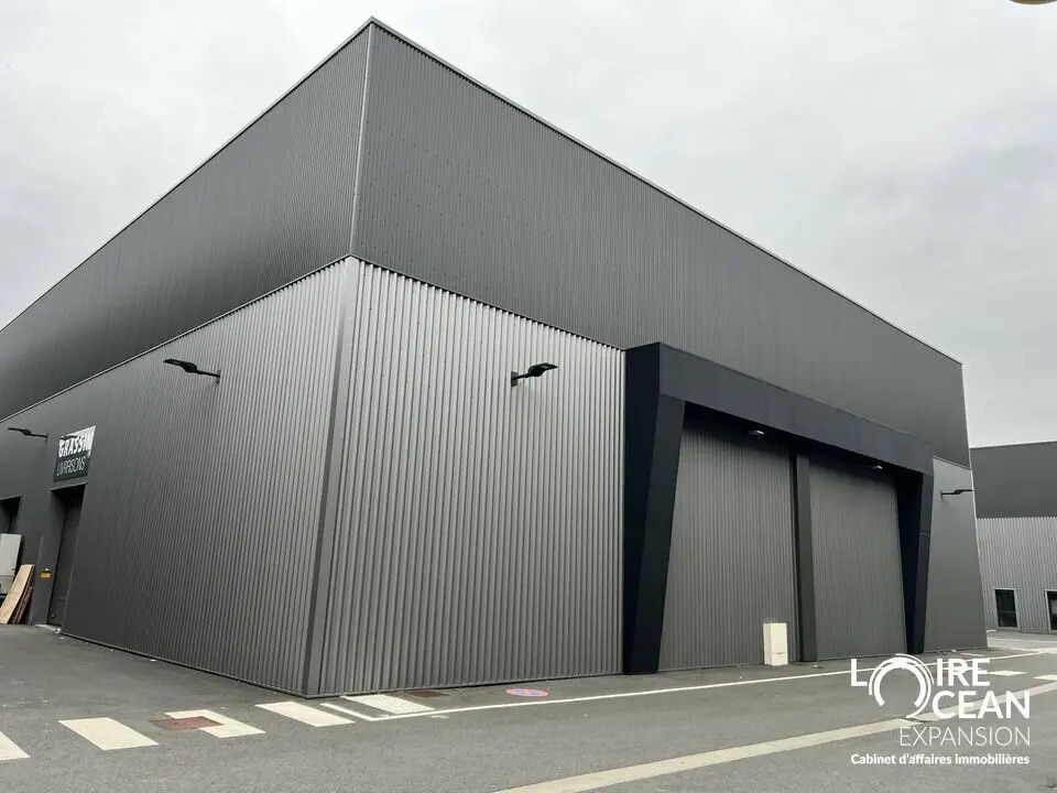 Local commercial dans SAINT-BARTHELEMY-D'ANJOU à louer Photo de l’immeuble– Image 1 sur 9