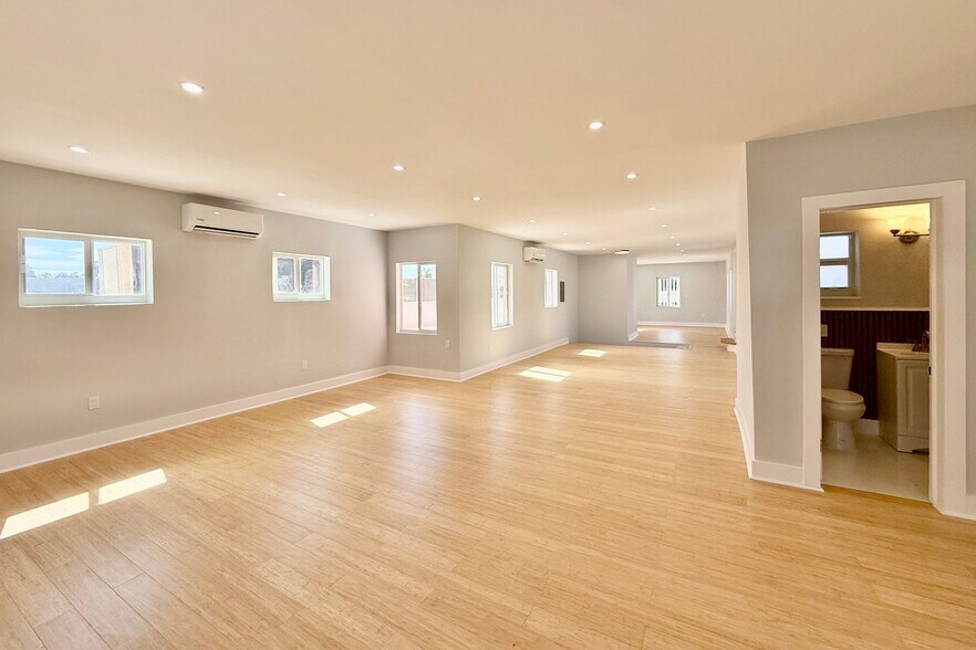 726 Arthur Godfrey Rd, Miami Beach, FL à louer - Photo de l’immeuble – Image 2 sur 4