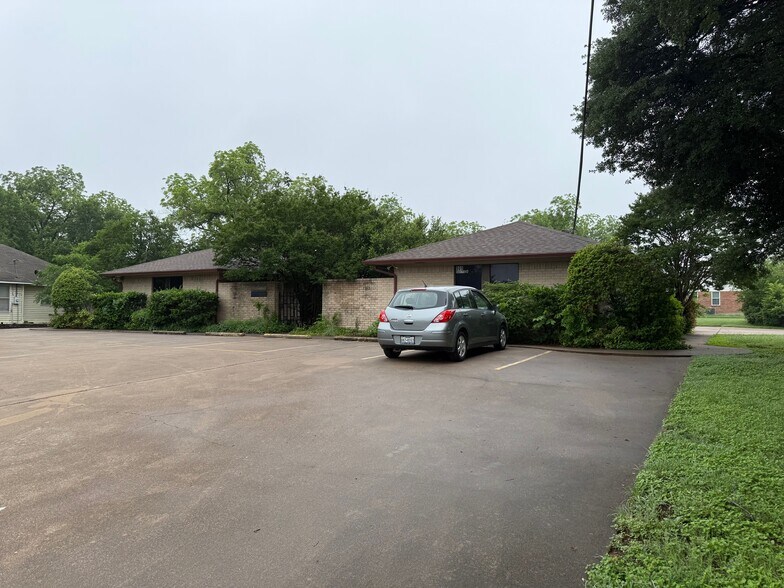 907 N Granbury St, Cleburne, TX à louer - Photo de l’immeuble – Image 2 sur 6