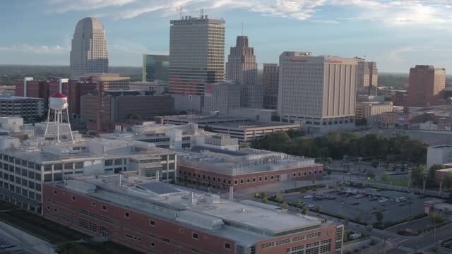 100 N Main St, Winston-Salem, NC à louer - Vidéo sur l’annonce professionnelle – Image 2 sur 9
