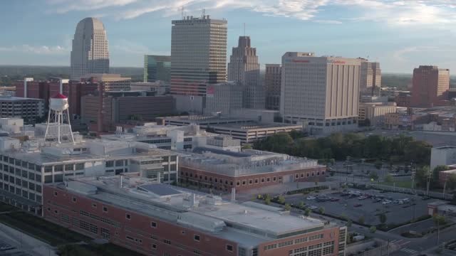 100 N Main St, Winston-Salem, NC à louer - Vidéo sur l’annonce professionnelle – Image 2 sur 9