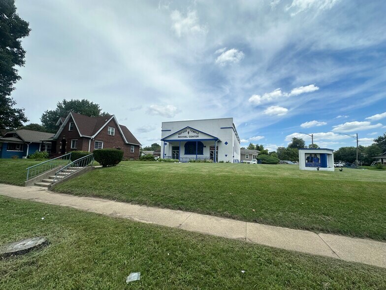 2245 E Riverside Dr, Indianapolis, IN à vendre - Photo de l’immeuble – Image 3 sur 17