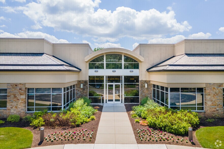 747 Constitution Dr, Exton, PA à louer - Photo de l’immeuble – Image 3 sur 8