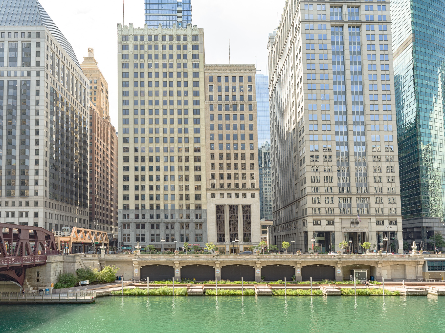 211 W Wacker Dr, Chicago, IL à louer Photo principale– Image 1 sur 11