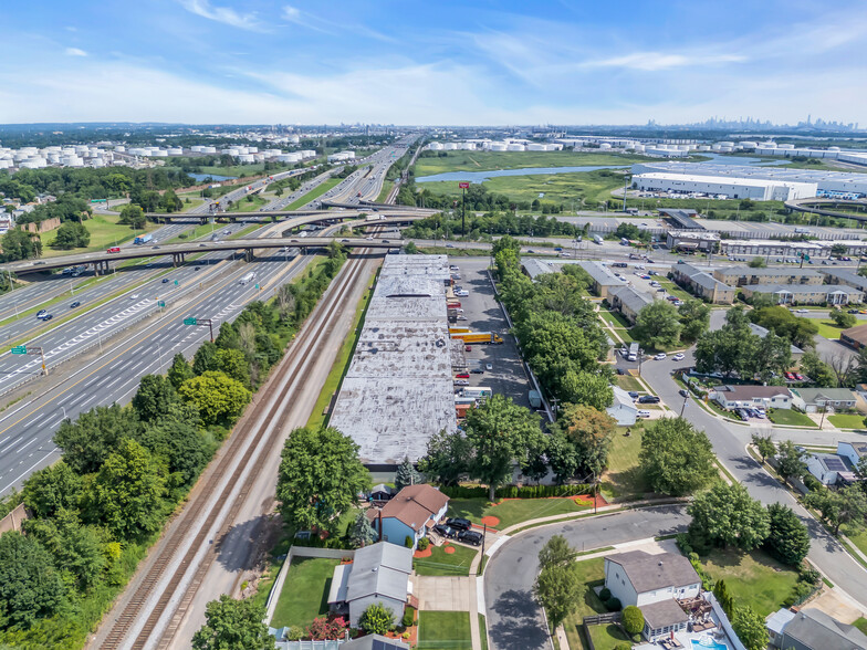 1001 Roosevelt Ave, Carteret, NJ à louer - Photo de l’immeuble – Image 3 sur 3