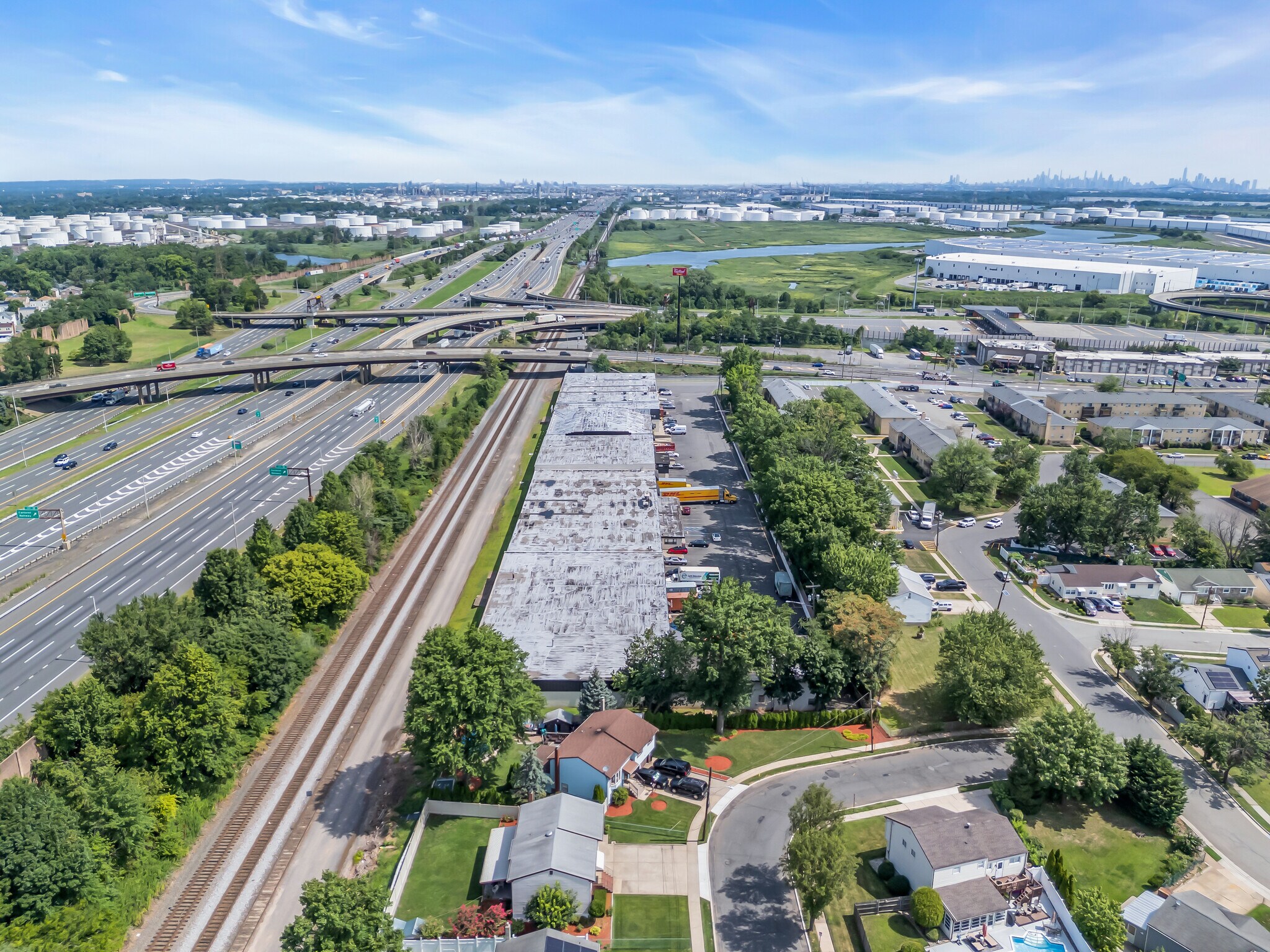 1001 Roosevelt Ave, Carteret, NJ à louer Photo principale– Image 1 sur 2