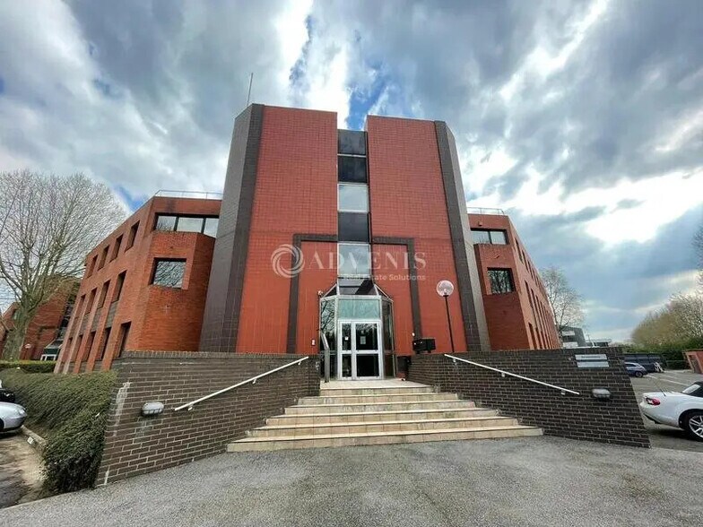 Bureau dans Montigny-le-Bretonneux à louer - Photo de l’immeuble – Image 1 sur 6