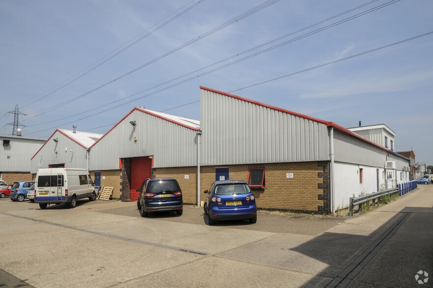 Arundel Rd, Uxbridge à louer - Photo principale – Image 1 sur 4
