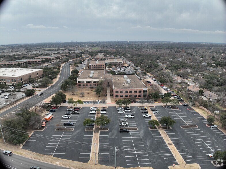 9601 Amberglen Blvd, Austin, TX à louer – Image 2 sur 30