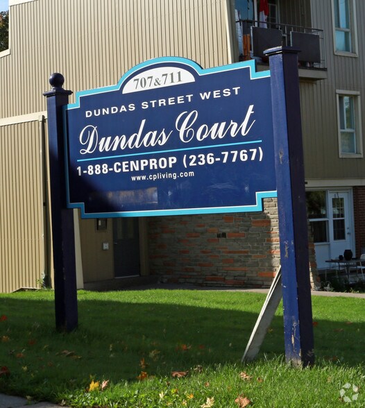 707-711 W Dundas St, Whitby, ON à vendre - Photo de l’immeuble – Image 3 sur 6