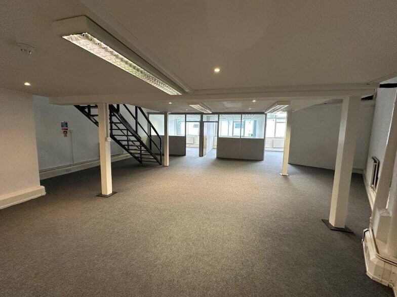 1 Blenheim Rd, Epsom à louer - Photo de l’immeuble – Image 2 sur 5