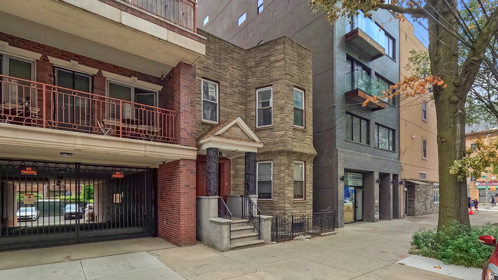 2112 31st Ave, Astoria, NY à vendre - Photo de l’immeuble – Image 1 sur 8