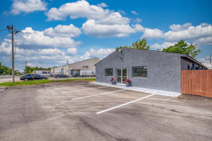 Portfolio of 2 Commercial Assets portefeuille de 2 biens à vendre sur LoopNet.fr - Photo de l’immeuble – Image 3 sur 16