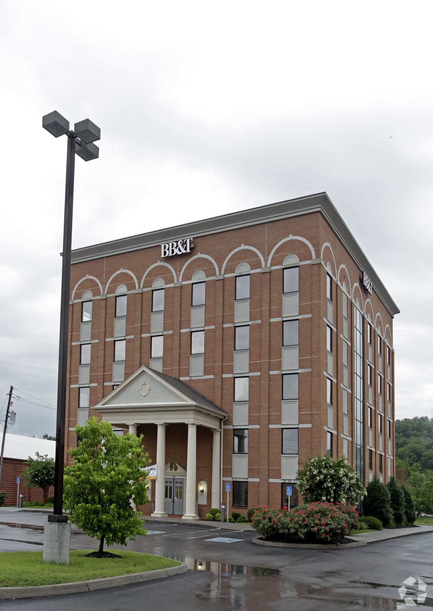 100 E Main St, Sevierville, TN à louer Photo principale– Image 1 sur 17