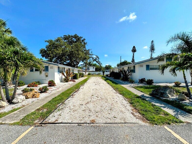 2029 Sandrala Dr, Sarasota, FL à vendre - Photo de l’immeuble – Image 3 sur 9