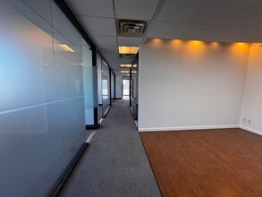 136-17 39th Ave, Flushing, NY à louer Photo intérieure– Image 1 sur 5