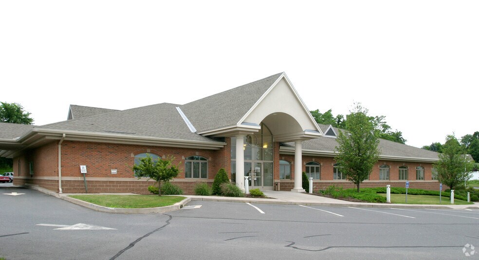 521 Cromwell Ave, Rocky Hill, CT à louer - Photo de l’immeuble – Image 2 sur 4