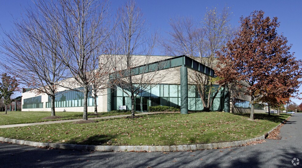 8 Clarke Dr, Cranbury, NJ à louer - Photo de l’immeuble – Image 3 sur 12