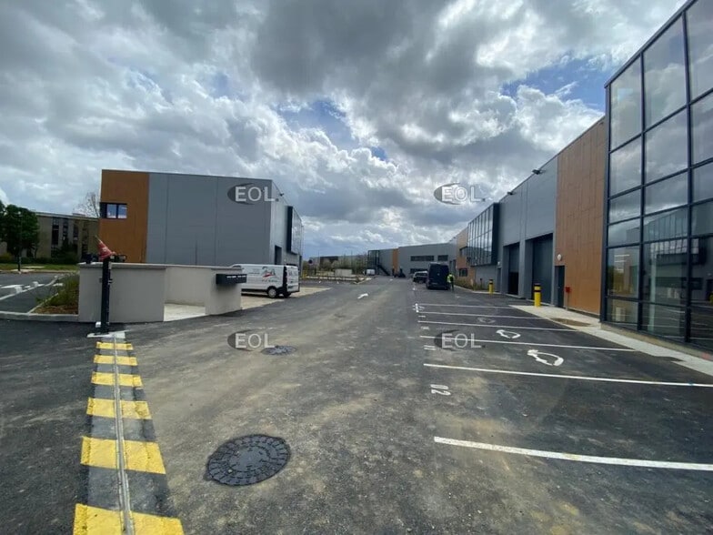 Local d’activités dans Grigny à louer - Photo de l’immeuble – Image 3 sur 6