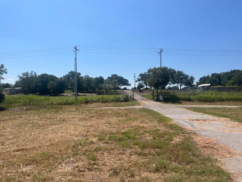 2610 S Cesar Chavez Pky, Lockhart, TX à vendre - Photo principale – Image 1 sur 7