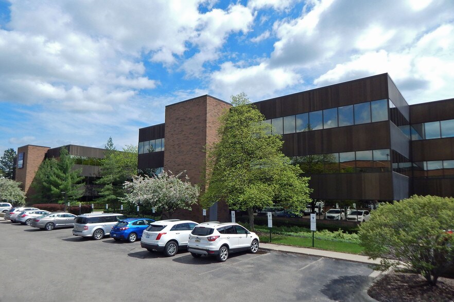 27555 Farmington Rd, Farmington Hills, MI à louer - Photo de l’immeuble – Image 2 sur 17