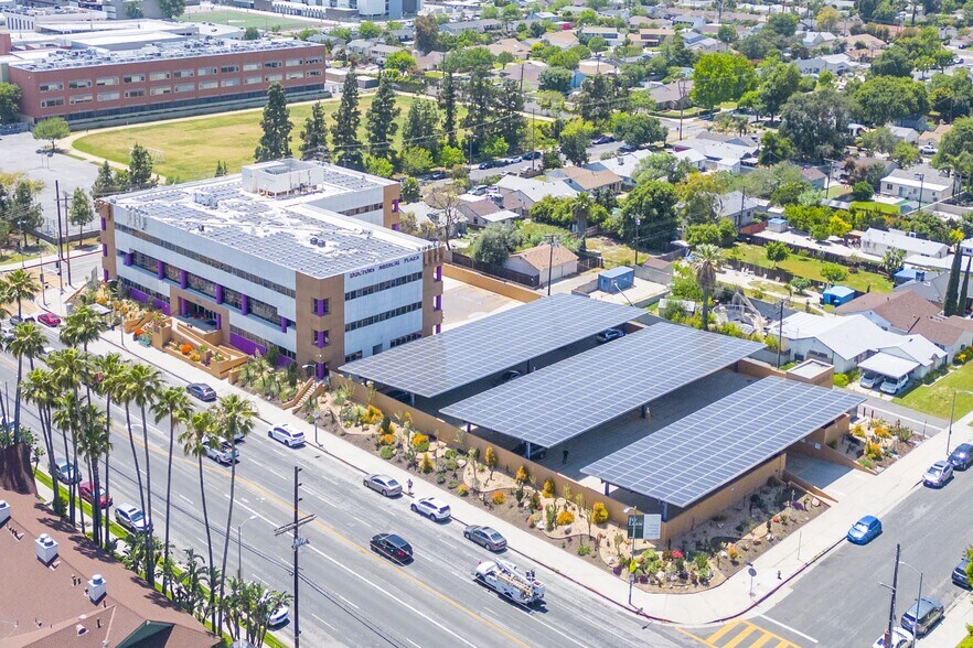 10515 Balboa Blvd, Granada Hills, CA à louer - Photo de l’immeuble – Image 1 sur 25