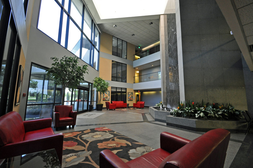 800 W Arbrook Blvd, Arlington, TX à louer - Photo de l’immeuble – Image 1 sur 8