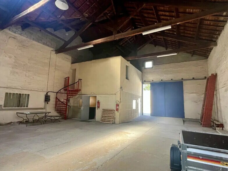 Local d’activités dans Carpentras à louer - Photo de l’immeuble – Image 3 sur 12