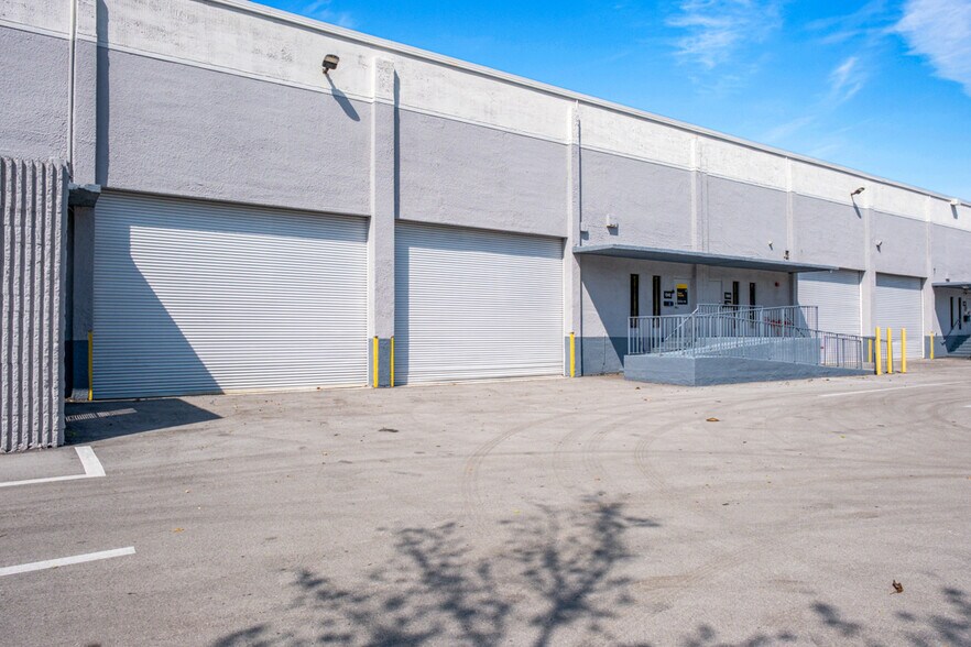 1352-1382 NW 78th Ave, Doral, FL à louer - Photo de l’immeuble – Image 2 sur 30