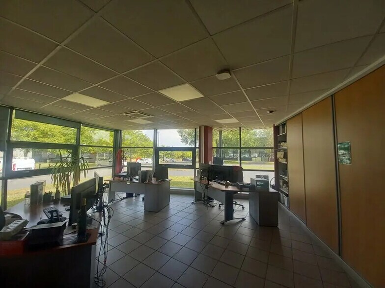 Local d’activités dans Hérouville-Saint-Clair à louer - Photo de l’immeuble – Image 3 sur 4